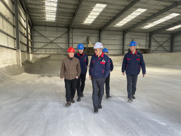 股份公司黨委委員、副總經(jīng)理劉道昆到建材公司調(diào)研