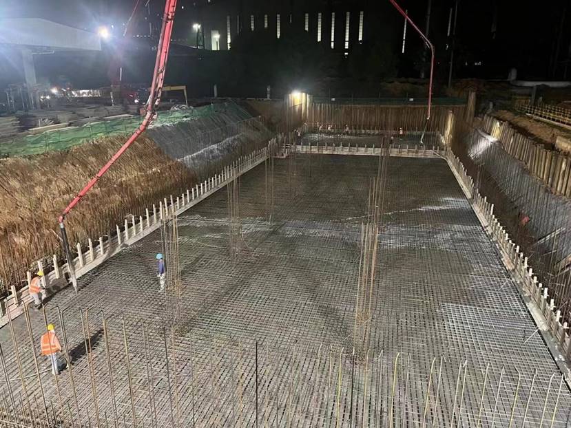 金泰化工項目完成事故水池底板混凝土澆筑任務(wù)
