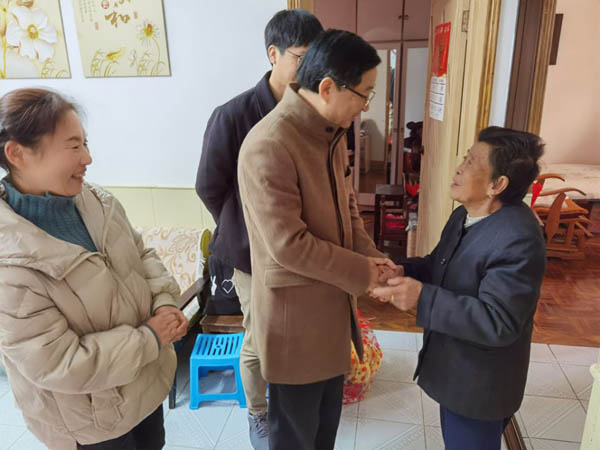 公司黨委開(kāi)展走訪(fǎng)慰問(wèn)工作 公司黨委開(kāi)展走訪(fǎng)慰問(wèn)工作