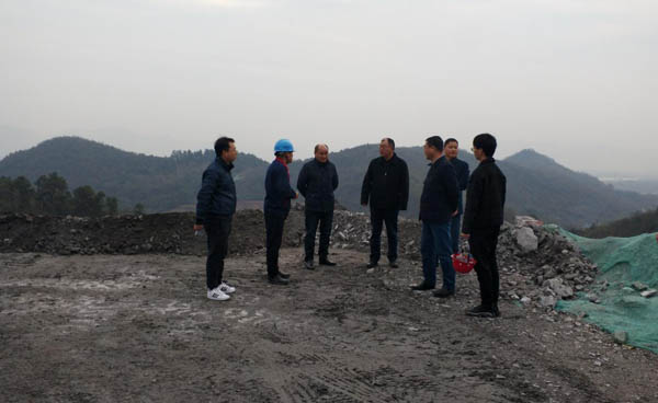 集團公司黨委副書記、總經理龔華東到矸石項目部視察 