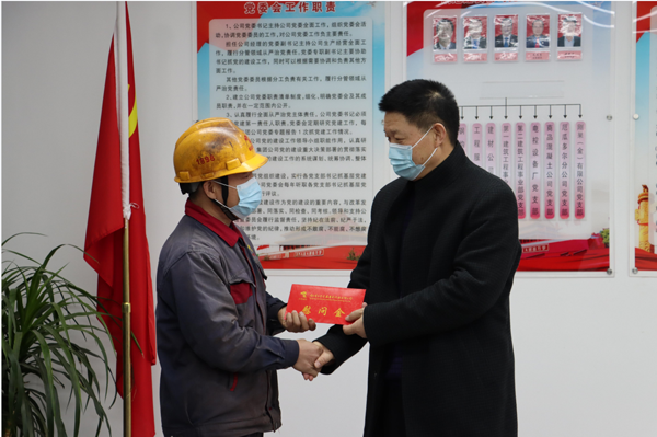 集團公司黨委委員、副總經(jīng)理胡新付到公司走訪慰問